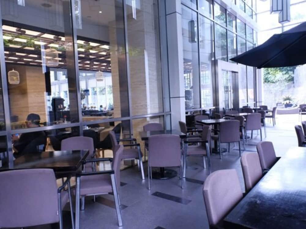 애스톤 프라이어티 시마투팡 호텔 앤 컨퍼런스 센터 자카르타 외부 사진